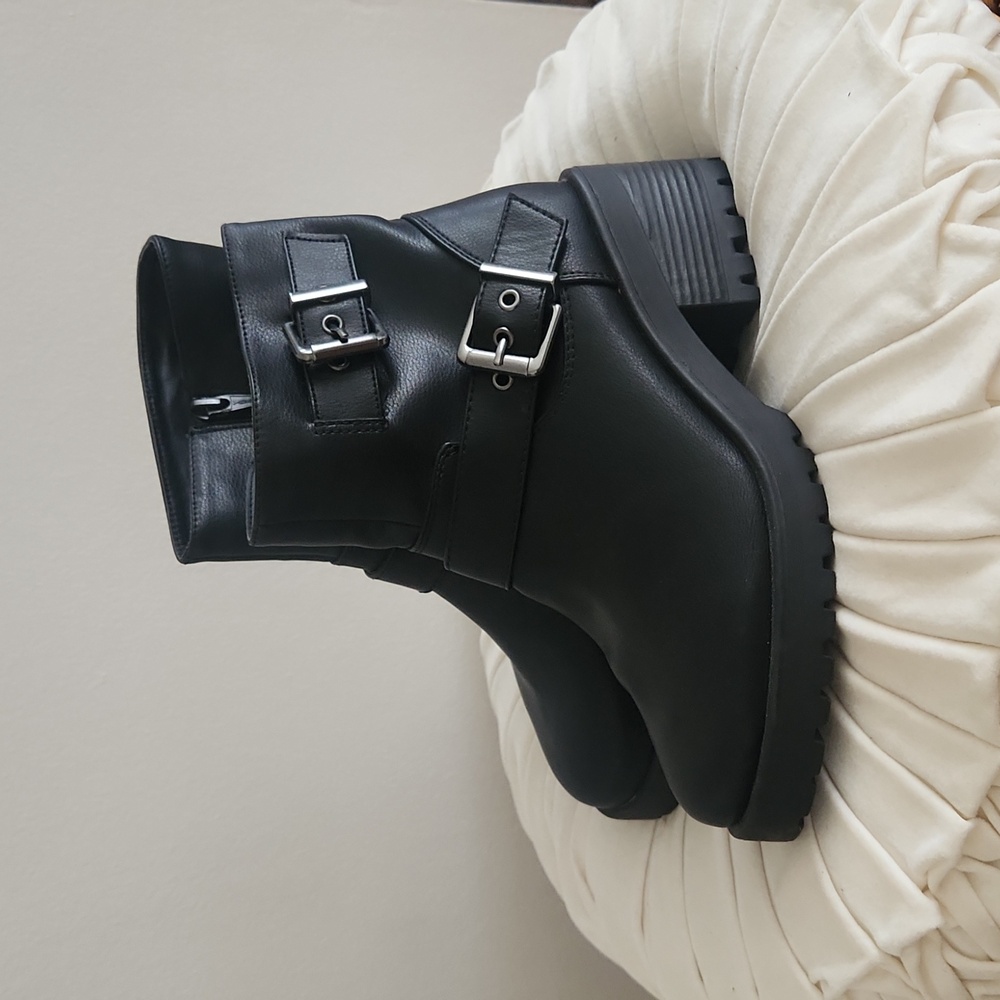 NWT Universal Thread Boots Size 7